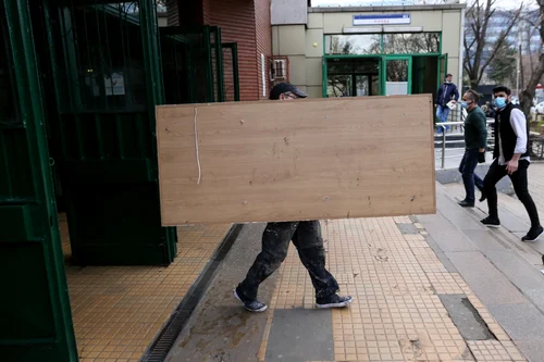 Evacuare spaţii comerciale metrou Pipera / 8 apr 2021 / FOTO Inquam Photos / Sabin Cîrstoveanu