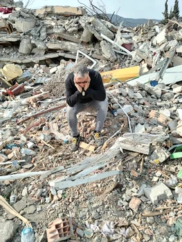 Gazi Demirel plânge pe ruine în Tucia Sursa: arhivă personală