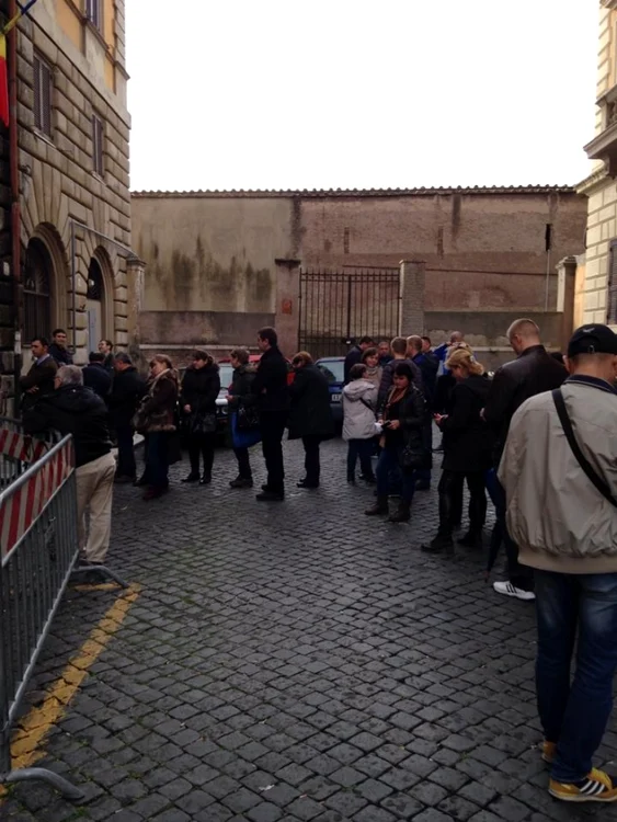 Coada din faţa ambasadei Republicii Moldova din Roma