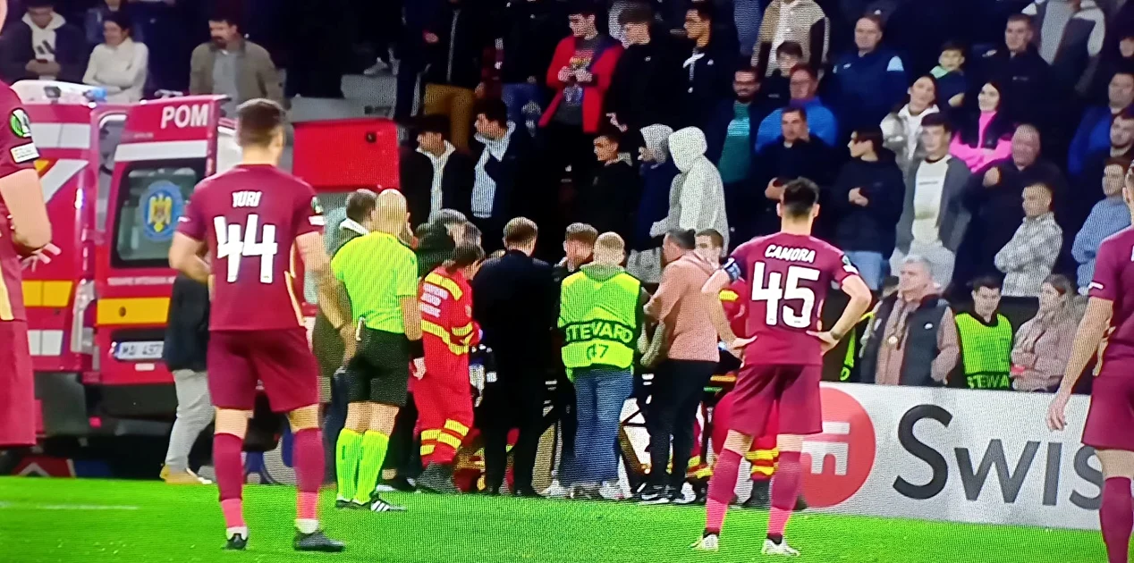 Momentul în care fanul primește îngrijiri, în timpul meciului CFR Cluj - Slavia. Captură TV 