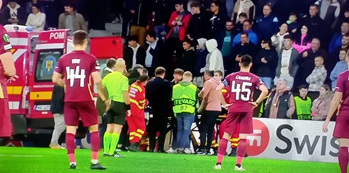 Momentul în care fanul primește îngrijiri, în timpul meciului CFR Cluj - Slavia. Captură TV 