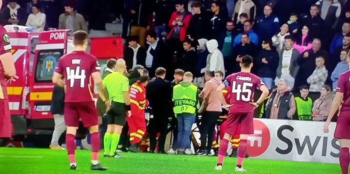 Momentul în care fanul primește îngrijiri, în timpul meciului CFR Cluj - Slavia. Captură TV