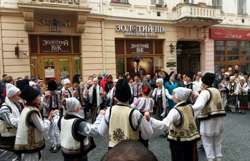 Parada Portului Popular Românesc de la Cernăuţi FOTO Mircea Merticariu