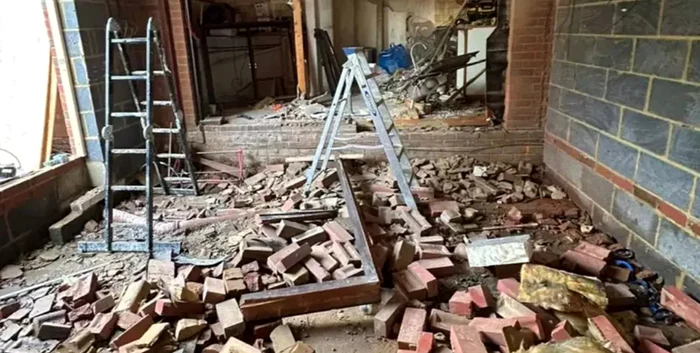 Casa a fost distrusă / foto: BBC