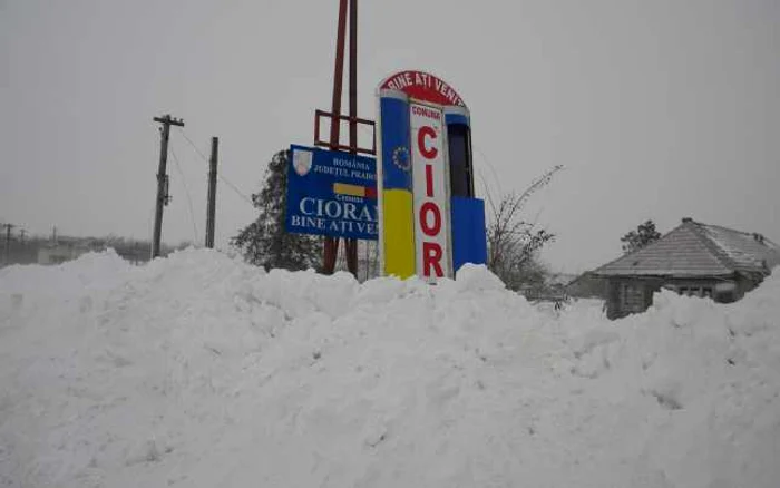 Localitatea Ciorani, izolată joi dimineaţă, are acces, de la prânz, la DN 1D. FOTO Adevărul Ploieşti