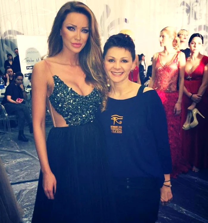 Bianca Drăguşanu a prezentat în cadrul colecţiei Ana Radu. În poză, alături de make-up artistul Aliona Ţinţu