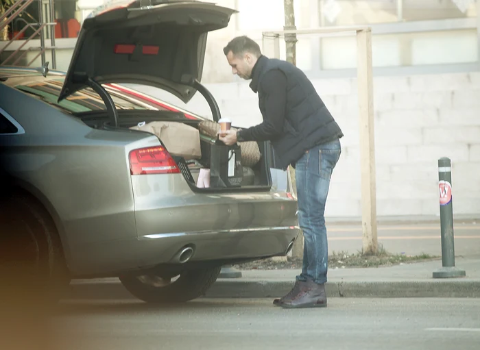 Sânmărtean încearcă degeaba să-şi aşeze parfumul în portbagajFOTO: Mihai Ionescu