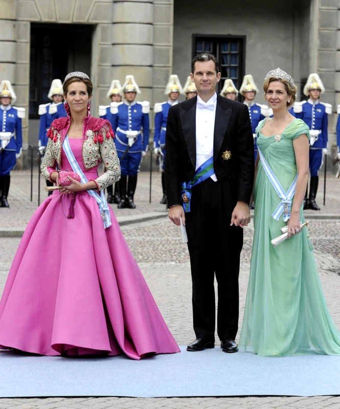 Infanta Elena, foto stânga, și Infanta Cristina ale Spaniei