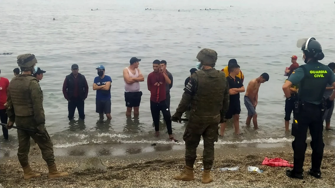 Migranţi Maroc enclava spaniolă Ceuta - 18 mai 2021 / FOTO EPA - EFE