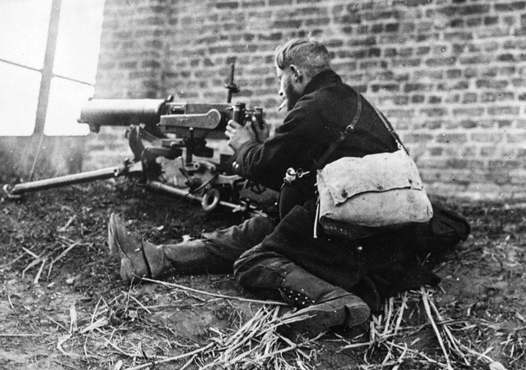 Un soldat belgian fumează o ţigară în timpul unei bătălii între Dendermonde şi Oudegem,  în Belgia,  1914. Germania a sperat să obţină o victorie rapidă împotriva Franţei şi a invadat Belgia în august 1914,  îndreptându-se spre Franţa. Armata germană a avansat prin Belgia,  dar a cunoscut o opoziţie feroce,  mult mai puternică decât se aştepta să găsească în Franţa. Germanii au ajuns la 70 de kilometri de Paris,  dar au fost împinşi înapoi,  spre o poziţie mai stabilă,  care va devenia linia de luptă de tranşee,  devenită rigidă pentru ani de zile. În prima lună a Războiului Mondial sute de mii de soldaţi şi civili au fost ucişi sau răniţi - Franţa a suferit cea mai mare pierdere într-o singură zi,  pe 22 august,  când au fost ucişi peste 27.000 de soldaţi,  iar mii au fost răniţi.