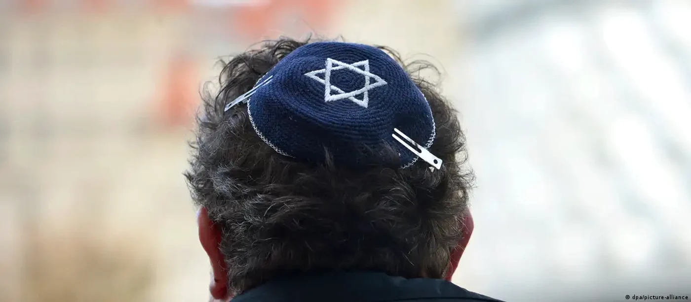 Peste 40% dintre români aderă cu ușurință la teorii conspiraționiste antisemite, potrivit Raportului