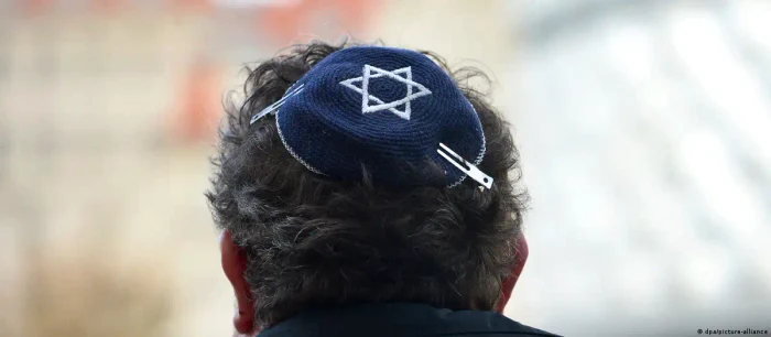 Peste 40% dintre români aderă cu ușurință la teorii conspiraționiste antisemite, potrivit Raportului
