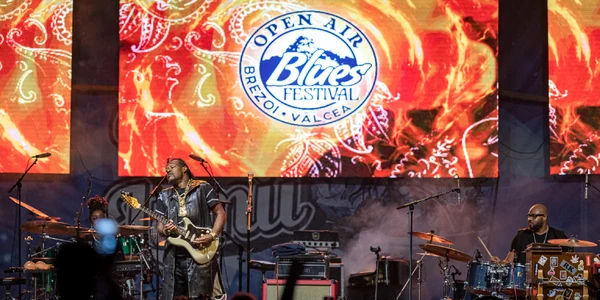 Eric Gales pe scena Open Air Blues Festival Brezoi din Vâlcea Foto Open Air Blues Festival Brezoi