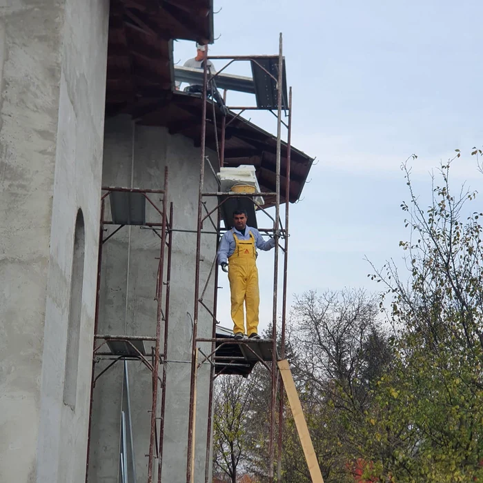 Primarul David Chiriţă, pe schelele bisericii din comunitatea pe care o păstoreşte