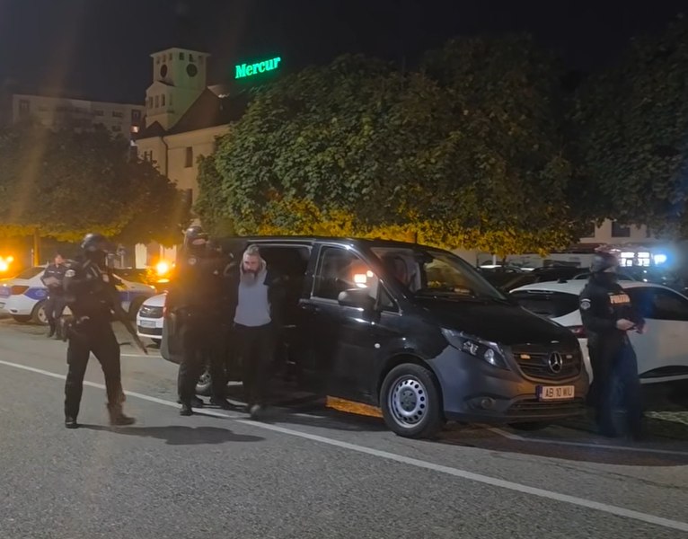 Bărbatul din Alba Iulia care a intrat în sediul Poliției cu o armă și o grenadă a fost arestat preventiv