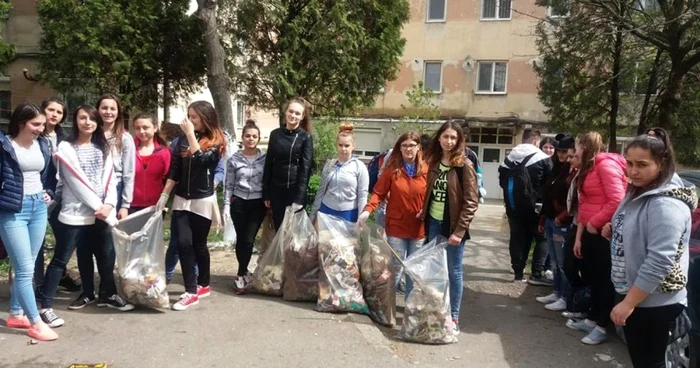 Peste 1.800 de elevi au curăţat oraşul FOTO Primăria Zalău