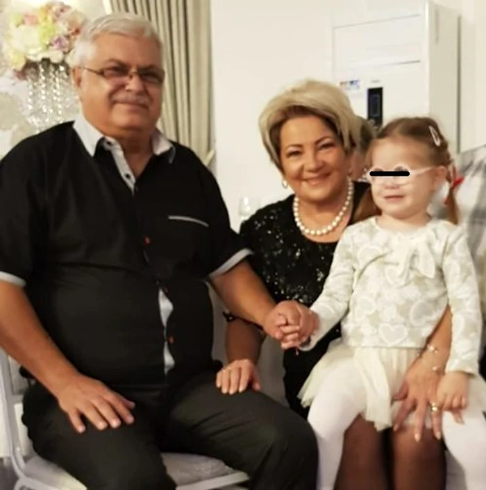 Liliana Savu, alături de una dintre nepoțele Foto Facebook