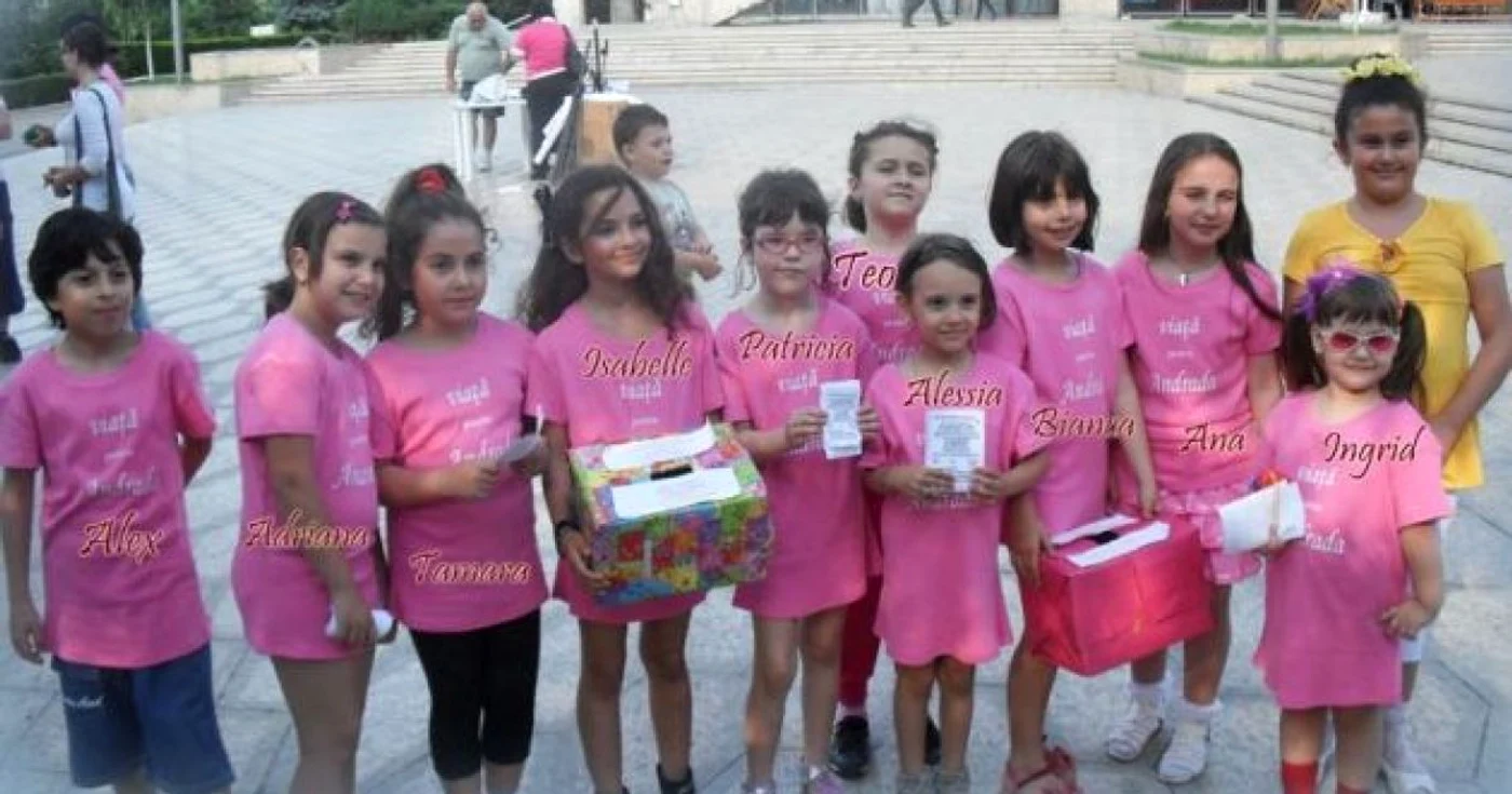 Copiii, fericiţi să-i fie de ajutor bebeluşei Andrada