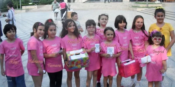 Copiii, fericiţi să-i fie de ajutor bebeluşei Andrada