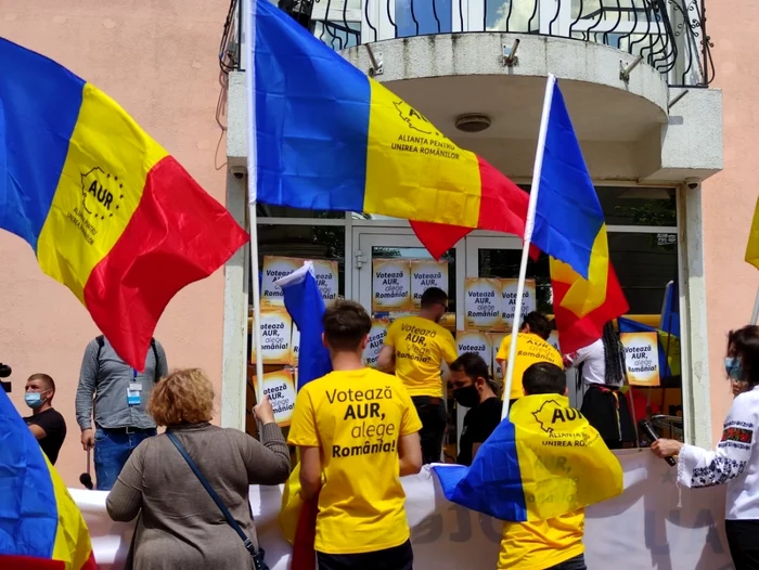 AUR a protestat la sediul PSRM, scandând lozinci unioniste.