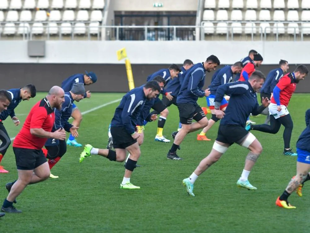Victor Leon (în roșu), la antrenamente alături de ”Stejari” (FOTO: Rugby Romania)
