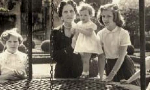 La Florenţa: (de la stânga la dreapta) Principesa Elena, Regina Mamă Elena, Principesa Sofia, Principesa Margareta şi Principesa Irina