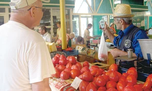 Nea Petrică spune  că dintr o singură  roşie faci o salată  pentru patru  persoane jpeg