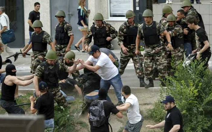 Aproape 600 de persoane au protestat la consulatele Rusiei de la Odessa şi Harkov FOTO Reuters