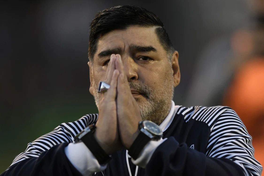 
    Maradona se roagă pentru câștigarea luptei cu pandemiaFoto: Guliver / GettyImages  