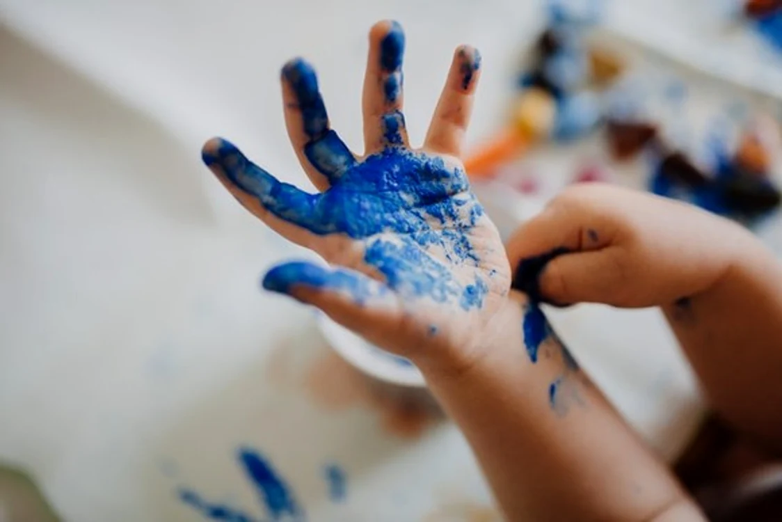 Copilul a pictat cu culoarea albastrăFOTO: Unsplash.com
