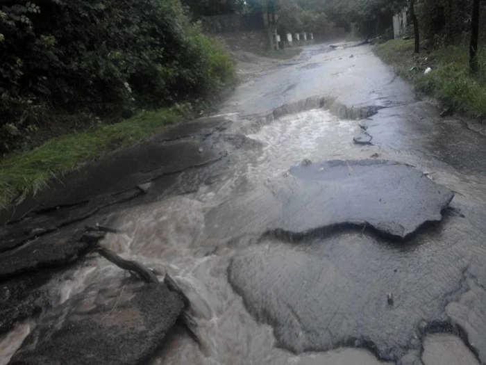 Drumul de la Nenciuleşti a fost distrus complet de o viitură