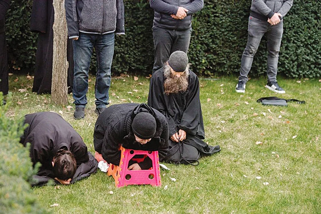 Călugării au venit  de la distanțe mari. Foto: adevarul