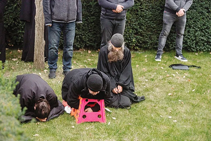 Călugării au venit  de la distanțe mari. Foto: adevarul
