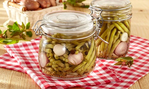 fasole verde cu ceapa rosie in otet jpeg