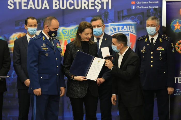Cei doi campioni au primit emblema de onoare a Statului Major al Apărării / Foto: Marian Burlacu