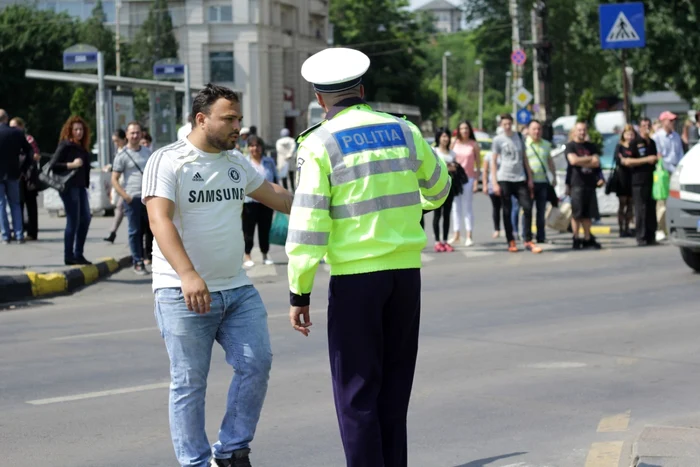 Pietonii indisciplinaţi, sancţionaţi de poliţişti FOTO Mihaela Cojocariu