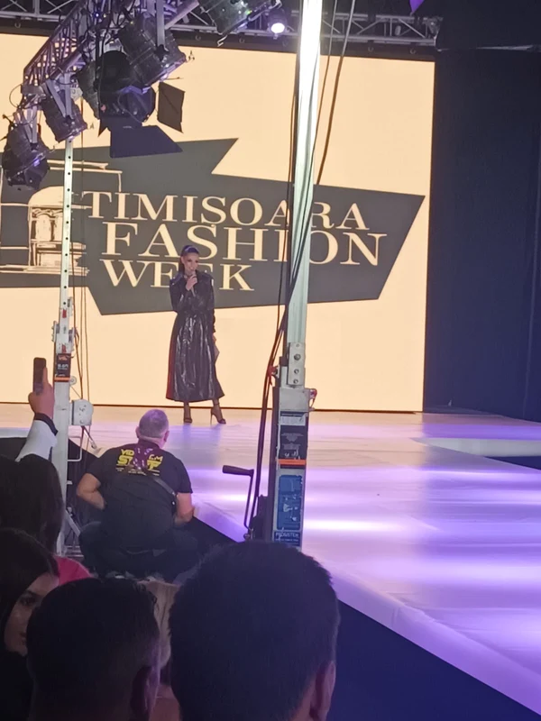 Cosmina Păsărin prezintă cea de-a opta ediție Timișoara Fashion Week . Sursă: Click!