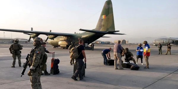 Romani evacuati din Afganistan FOTO Forţele Aeriene Române