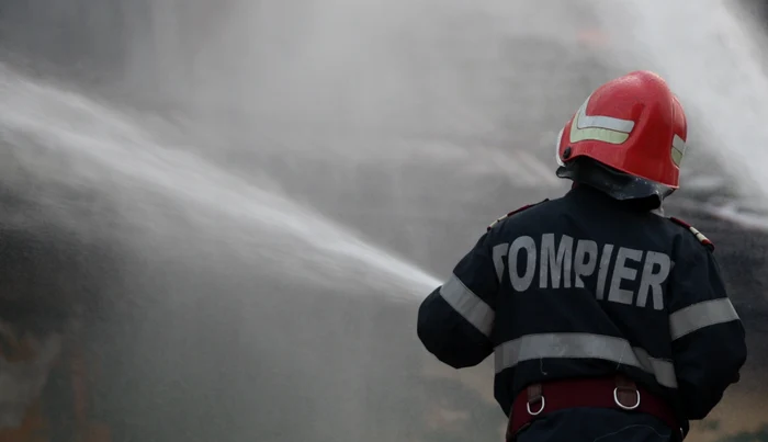 Pompierii au reuşit să izoleze focul