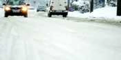 Drumurile necurăţate le-au făcut şoferilor viaţa grea în această dimineaţă
