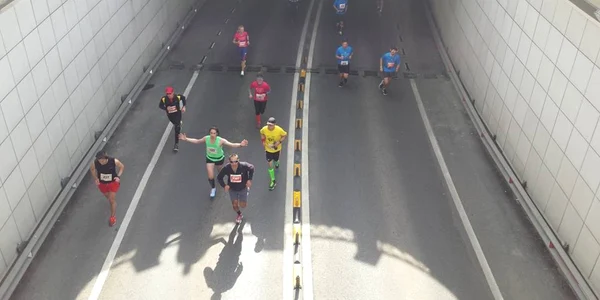 Participanţii la semimaraton au alergat pentru o cauză umanitară FOTO