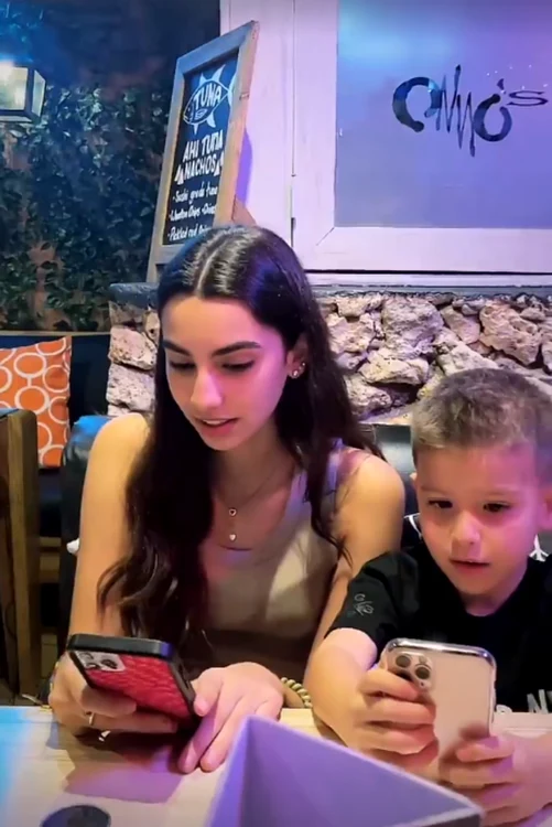 Adriana, fiica cea mare a lui Mutu, alături de frățiorul ei, Tiagofoto: Instagram