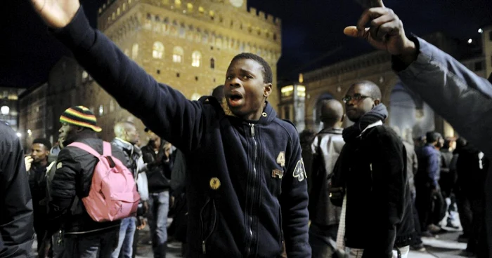 Protest al comunităţii senegaleze din Florenţa împotriva uciderii celor doi vânzători ambulanţi.