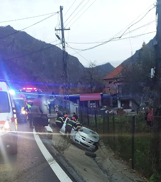 Mașină în șanț pe Valea Oltului