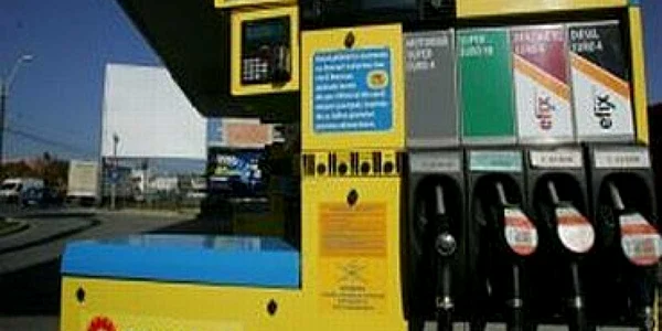 Rompetrol a scumpit benzina cu trei bani pe litru