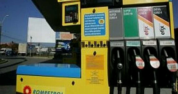 Rompetrol a scumpit benzina cu trei bani pe litru