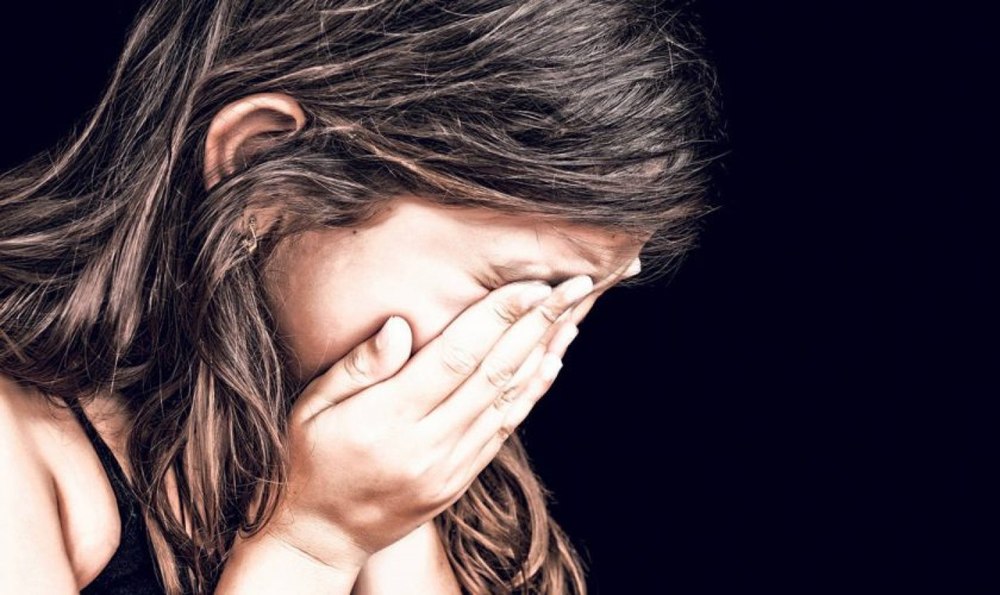 Un bărbat de 70 de ani, reţinut după ce ar fi violat o fetiţă de opt ani. I-a promis că o lasă să se joace pe calculator
