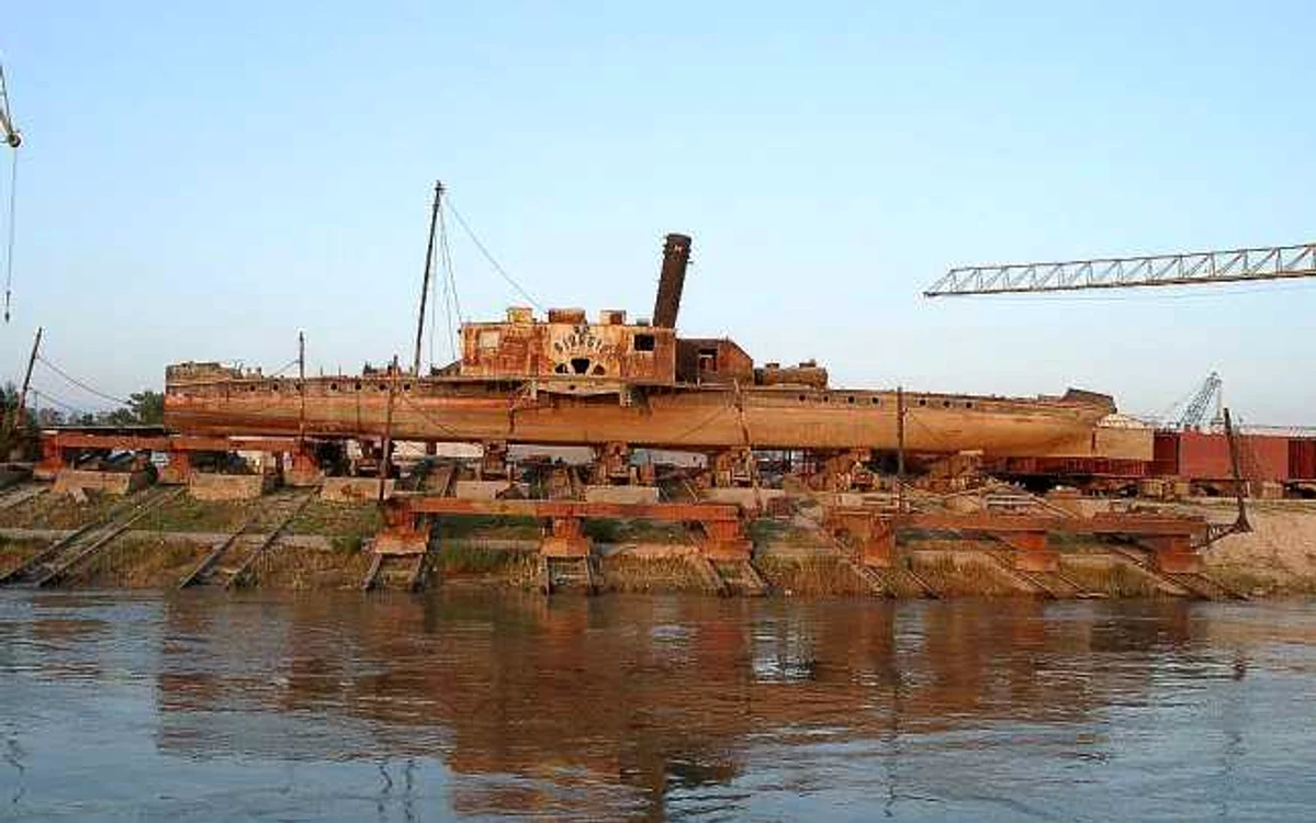 Nava Cetatea a fost trasă pe mal în şantierul din Giurgiu FOTO Şantierul Naval Giurgiu