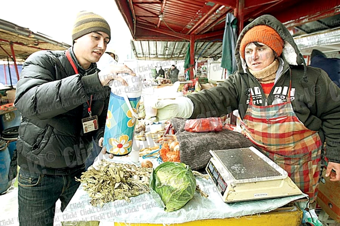 Drumarii, îngheţaţi bocnă, au făcut coadă ca să primească un pahar cu ceai
