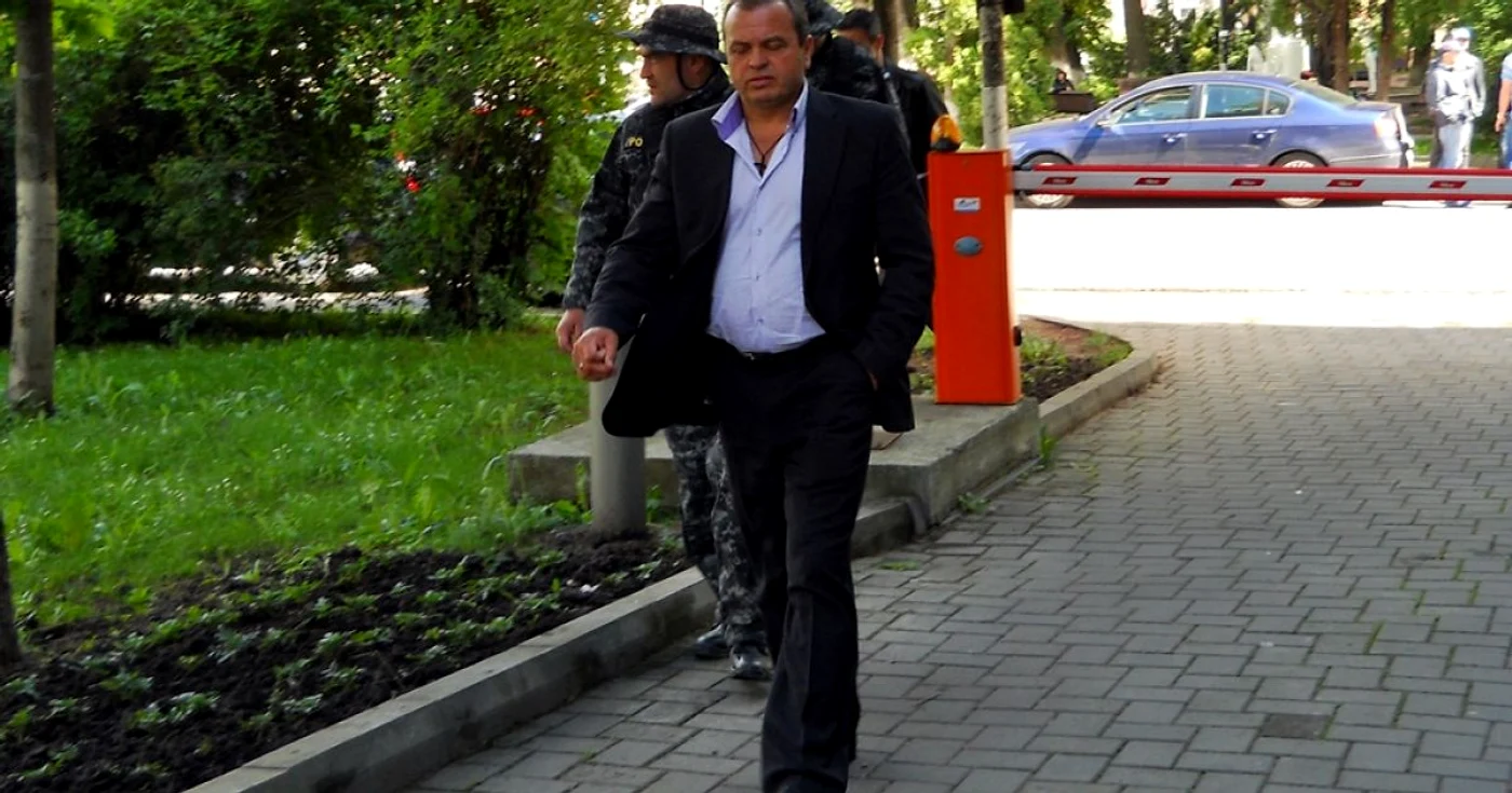 Vasile Florea, administratorul Florconstruct SRL Suceava, condus pentru audieri la DIICOT. FOTO: Dinu ZARĂ